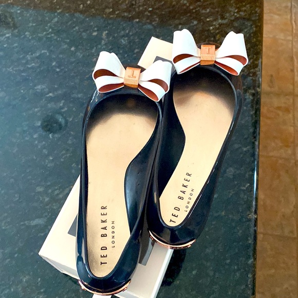 ❤️TED BAKER good as new with Box White Bow flats in rose gold square hardware. - Picture 1 of 8